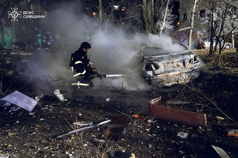 Feuerwehrleute löschen das Feuer nach einem russischen Angriff (Archivbild)