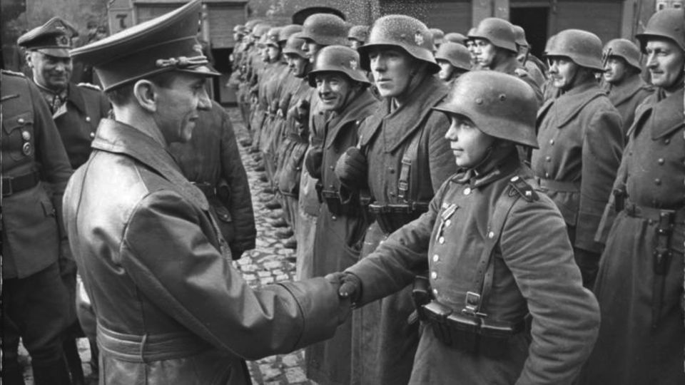 Reichspropagandaminister Joseph Goebbels mit dem 16-jährigen Willi Hübner in Lauban