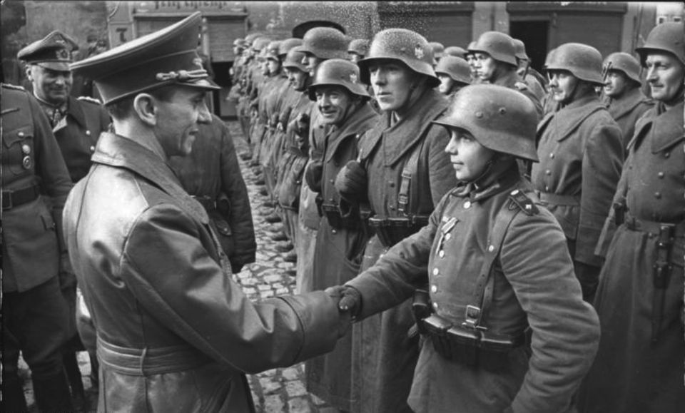 Reichspropagandaminister Joseph Goebbels mit dem 16-jährigen Willi Hübner in Lauban Reichspropagandaminister Joseph Goebbels mit dem 16-jährigen Willi Hübner in Lauban