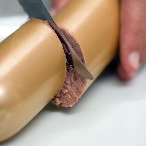 Jemand schneidet eine Leberwurst durch – gehört die Pelle zur Verpackung?
