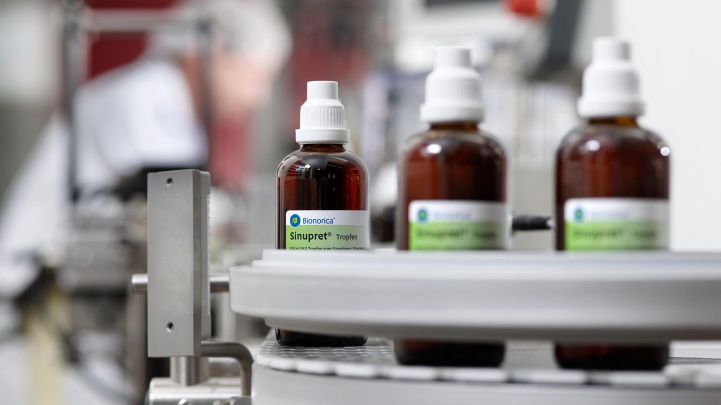 Wenn aus der verstopften Nase und einer nicht enden wollenden Erkältung eine Entzündung der Nasennebenhöhle entsteht, können Mittel wie Sinupret schonend helfen. Das Naturheilmittel ist eine Kombination aus den Heilpflanzen Schlüsselblume, Enzian, Ampfer, Holunder und Eisenkraut und wirkt gegen akute und chronische Entzündungen der Nasennebenhöhlen. Der Abtransport festsitzenden Schleims wird gefördert, wodurch die entzündete Schleimhaut abschwillt.