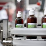 Wenn aus der verstopften Nase und einer nicht enden wollenden Erkältung eine Entzündung der Nasennebenhöhle entsteht, können Mittel wie Sinupret schonend helfen. Das Naturheilmittel ist eine Kombination aus den Heilpflanzen Schlüsselblume, Enzian, Ampfer, Holunder und Eisenkraut und wirkt gegen akute und chronische Entzündungen der Nasennebenhöhlen. Der Abtransport festsitzenden Schleims wird gefördert, wodurch die entzündete Schleimhaut abschwillt.