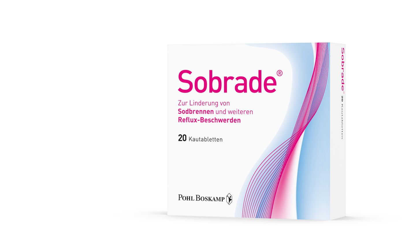 Anders als andere Mittel gegen Sodbrennen greift Sobrade nicht in die Verdauung oder das Säuremanagement des Magens ein. Die Kautablette wird langsam und gründlich zerkaut, dabei entsteht ein zähes Gel, das heruntergeschluckt sich wie ein Schutzfilm über die säuregereizte Wand der Speiseröhre legt. Der Effekt soll etwa drei Stunden halten. Wichtig: Nach dem Schlucken nichts oder nur sehr wenig trinken. Vorteil der schonenden Wirkweise: Die Gefahr einer Überdosierung gibt es nahezu nicht. Ideal für Reflux in der Schwangerschaft und nächtlichem, unbemerkten Sodbrennen.