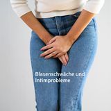 Blasenschwäche kann belastend sein und das tägliche Leben stark beeinflussen. Es gibt jedoch verschiedene Möglichkeiten, damit umzugehen und die Symptome zu lindern: Kegel-Übungen zum Beispiel. Diese gezielten Beckenbodenübungen können die Muskeln stärken, die die Blase kontrollieren. Regelmäßiges Training dieser Muskeln kann dazu beitragen, die Blasenschwäche zu reduzieren.  Bestimmte Lebensmittel und Getränke wie Koffein, Alkohol und scharfe Speisen können die Blase reizen und die Symptome von Blasenschwäche verschlimmern. Das Vermeiden oder Reduzieren ihres Konsums kann helfen, die Blasenschwäche zu kontrollieren.  Medikamente: In einigen Fällen können Medikamente verschrieben werden, um die Blasenfunktion zu verbessern und die Symptome zu lindern.  Hilfsmittel: Für schwerere Fälle stehen verschiedene Hilfsmittel zur Verfügung, wie z. B. Inkontinenzvorlagen oder spezielle Unterwäsche, die den Urinverlust auffangen können.  Es ist wichtig, mit einem Arzt über die beste Behandlungsoption für Ihre individuelle Situation zu sprechen, da die Ursachen und Behandlungsmöglichkeiten für Blasenschwäche variieren können.