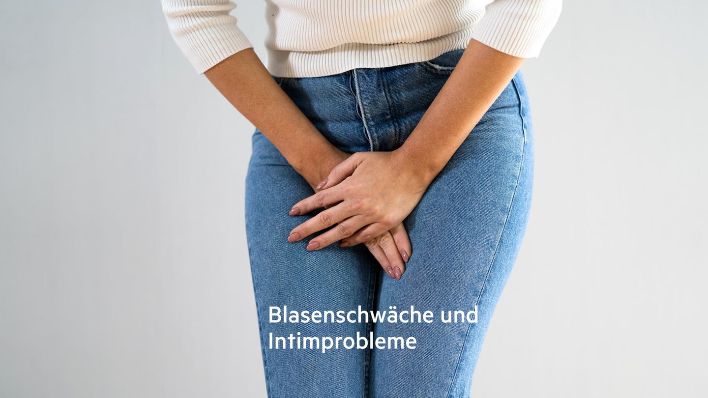Blasenschwäche kann belastend sein und das tägliche Leben stark beeinflussen. Es gibt jedoch verschiedene Möglichkeiten, damit umzugehen und die Symptome zu lindern: Kegel-Übungen zum Beispiel. Diese gezielten Beckenbodenübungen können die Muskeln stärken, die die Blase kontrollieren. Regelmäßiges Training dieser Muskeln kann dazu beitragen, die Blasenschwäche zu reduzieren.  Bestimmte Lebensmittel und Getränke wie Koffein, Alkohol und scharfe Speisen können die Blase reizen und die Symptome von Blasenschwäche verschlimmern. Das Vermeiden oder Reduzieren ihres Konsums kann helfen, die Blasenschwäche zu kontrollieren.  Medikamente: In einigen Fällen können Medikamente verschrieben werden, um die Blasenfunktion zu verbessern und die Symptome zu lindern.  Hilfsmittel: Für schwerere Fälle stehen verschiedene Hilfsmittel zur Verfügung, wie z. B. Inkontinenzvorlagen oder spezielle Unterwäsche, die den Urinverlust auffangen können.  Es ist wichtig, mit einem Arzt über die beste Behandlungsoption für Ihre individuelle Situation zu sprechen, da die Ursachen und Behandlungsmöglichkeiten für Blasenschwäche variieren können.