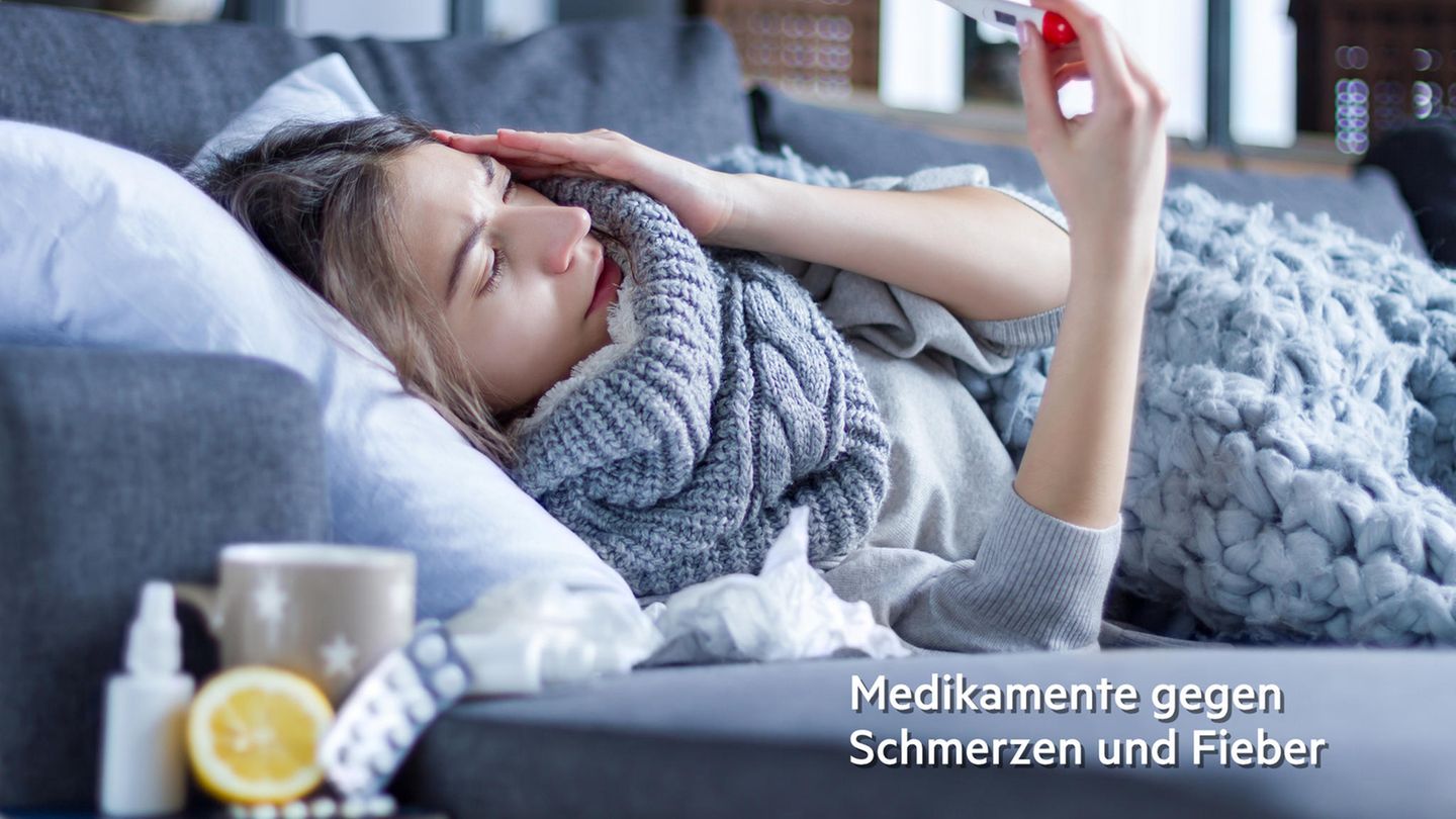 Azetylsalizylsäure (ASS), Ibuprofen und Parazetamol lindern leichte bis mäßig starke Schmerzen und können auch Fieber senken. Ibuprofen ist bei jeder Art von Schmerzen geeignet: Kopf-, Gelenk-, Regel- und Zahnschmerzen. Bei Gelenkbeschwerden ist es besonders vorteilhaft, da es auch entzündungshemmend wirkt. ASS kann Blutungen verstärken und verlängern. Das kann bei Zahnschmerzen und einem eventuell notwendigen Eingriff problematisch werden. Parazetamol belastet die Leber. Es ist deshalb bei Katerkopfschmerz wenig angebracht. Bei Kindern können Ibuprofen und Parazetamol eingesetzt werden. Die Dosierungsempfehlungen sind unbedingt einzuhalten, um unerwünschte Wirkungen zu vermeiden. Kinder unter zwölf Jahren sollten auf keinen Fall Mittel mit ASS bekommen, wenn sie einen Virusinfekt wie Grippe oder Windpocken haben.