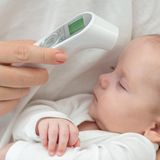 Stirnthermometer: Auch hier wird mit Infrarotstrahlen gemessen. Ein Sensor misst an Stirn und Schläge, ein zweiter zeitgleich die Umgebungstemperatur, daraus wird dann die Körpertemperatur errechnet. Leider von allen Methoden die am wenigsten genaue, doch um bei kranken, womöglich schlafenden Kindern, ohne Störung und schnell die Temperatur zu messen, genau richtig. 