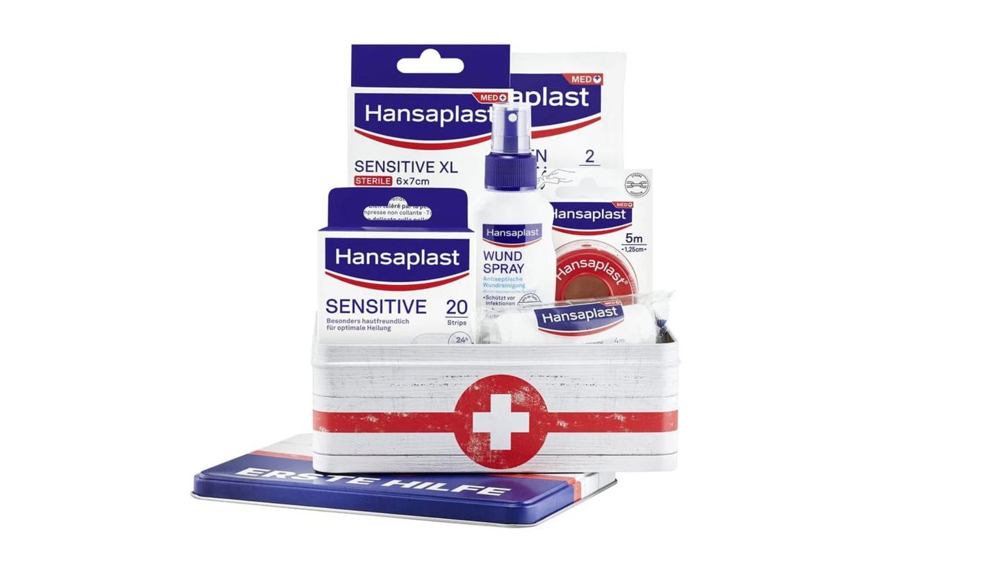 Hersteller wie Hansaplast bieten für den Hausgebrauch kostengünstige Basisausstattungen an. Enthalten sind neben Pflastern, Kompressen, Fixierband, auch Mullbinden und Wunddesinfektion zum Sprühen.