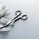 Mit der Verbandsschere lassen sich nicht nur Verbände ohne Verletzungsrisiko entfernen, sondern im Notfall auch schnell Kleidung aufschneiden. 