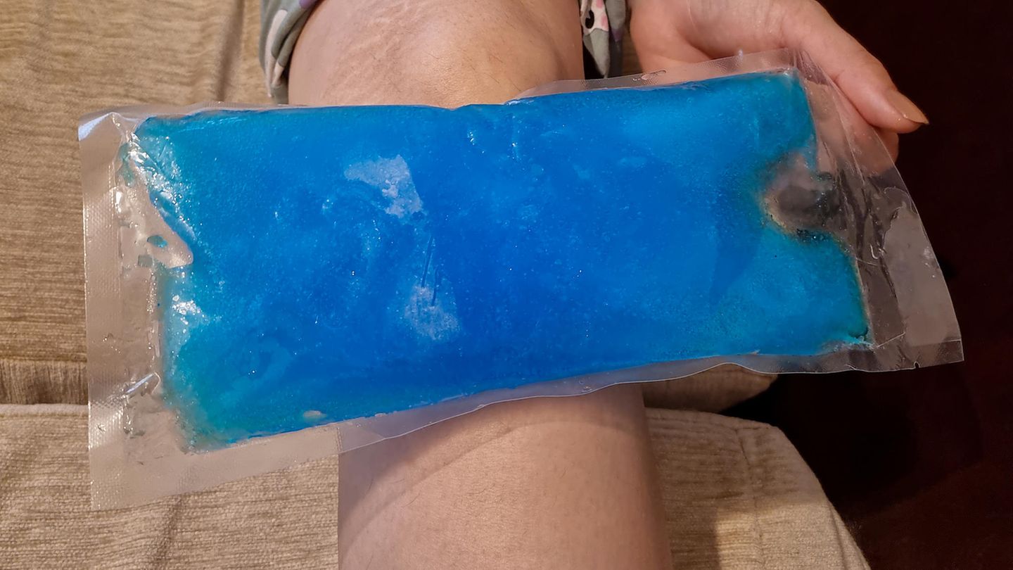 Kühlpads sind in vielen Situationen nützliche Helfer, ob bei Gelenkschmerzen, Fieber oder Verbrennungen. Es gibt sie in verschiedenen Größen mit Wasser- oder Gel-Füllung. Wichtig ist nur: Es sollte immer eines fertig im Gefrierfach liegen. 