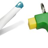 Ein Insektenstich von Biene, Wespe oder Mücke ist keine große Sache, doch die durch das injizierte Gift hervorgerufenen Schwellungen und der Juckreiz können mehr als störend sein. Punktgenau auf den Stich wirkende Hitze soll die Eiweiße des Giftes zerstören und so eine Schwellung und den Juckreiz abmildern. Das ist die Idee hinter den sogenannten "Bite-Away"-Geräten. Es gibt sie mit Batterie (links im Bild) oder mit mechanischer Piezo-Zündung. Nachteil: Der Stich muss sofort "unter Feuer" genommen werden, sonst funktioniert es nicht. 