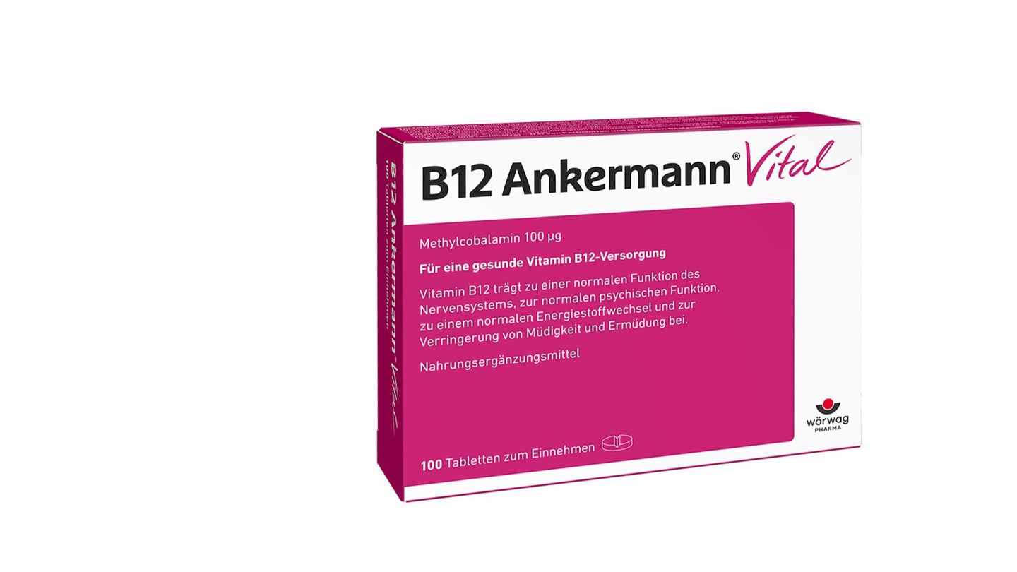 Müde und Abgeschlagen? Mangel an Vitamin B12 könnte die Ursache sein  Wer sich trotz ausreichend Schlaf müde und abgeschlagen fühlt sowie sich schlecht konzentrieren kann, könnte unter einem Mangel an Vitamin B12 leiden. Dieses Vitamin ist an der Blutbildung beteiligt, es schützt Nervenzellen und wirkt an der Zellteilung mit. Die Deutsche Gesellschaft für Ernährung (DGE)  empfiehlt Erwachsenen täglich rund vier Mikrogramm B12. Normalerweise kommt ein Mangel sehr selten vor. Wer sich jedoch vegan ernährt, trägt ein höheres Risiko, da Vitamin B12 vor allem in Fleisch, Fisch sowie Milch und Eiern enthalten ist. Zu einem Mangel kann es auch bei Schwangeren kommen oder bei lang anhaltenden schweren Erkrankungen. Vor der Einnahme von hoch dosierten B-12 -Präparaten sollte der Hausarzt mittels einer Blutuntersuchung testen, ob tatsächlich ein Vitamin-B-12-Mangel vorliegt. Eine Überdosierung ist nicht ohne Risiko. Das Bundesinstitut für Risikobewertung zieht die Grenze bei 25 Mikrogramm.   