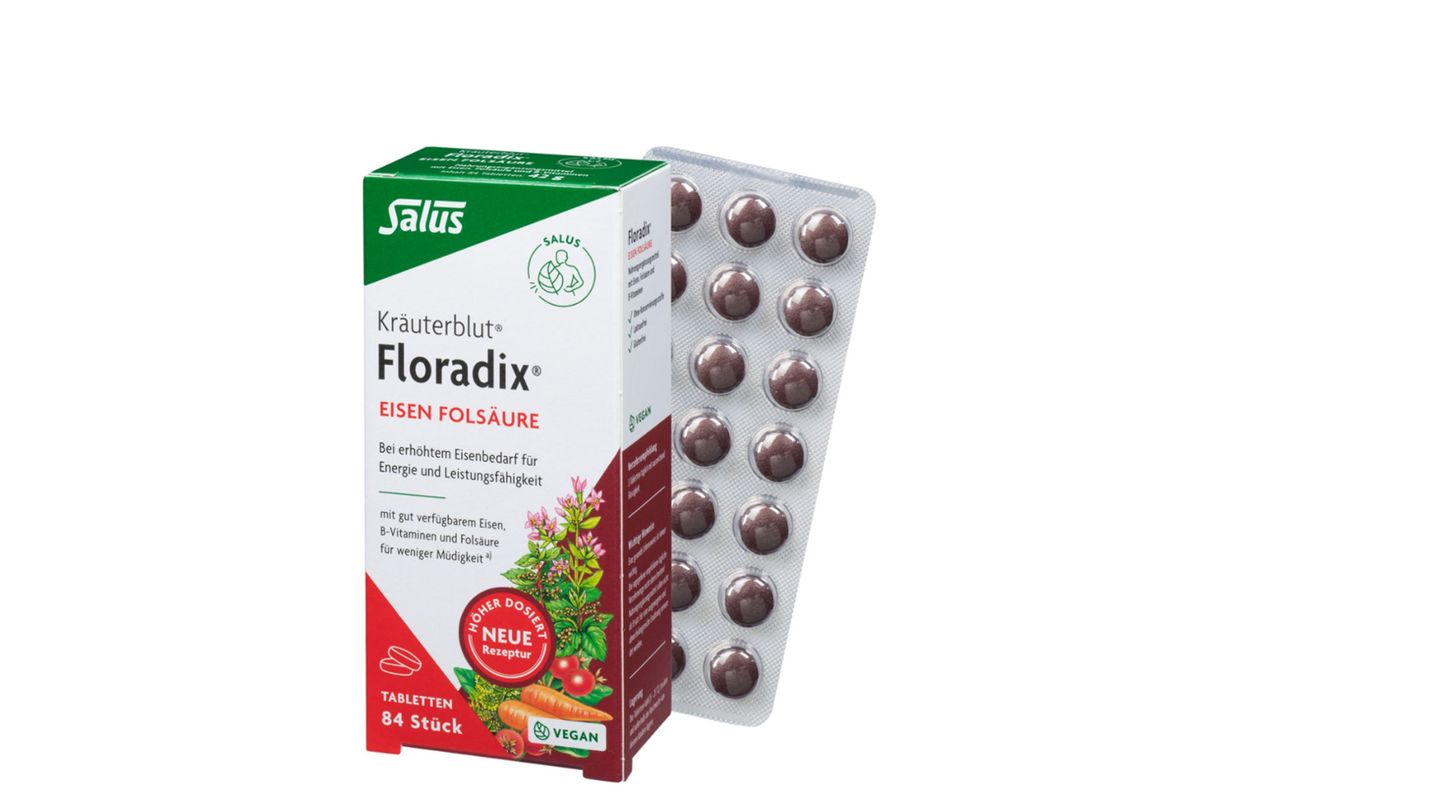 Eisenmangel ist keine Seltenheit  Eisenmangel ist keine seltene Unterversorgung, etwa ein Drittel der Weltbevölkerung leiden darunter. Ohne Eisen kann der Körper nicht ausreichend den roten Blutfarbstoff (Hämoglobin) herstellen, der es den roten Blutkörperchen ermöglicht, den für alle Stoffwechselprozesse notwendigen Sauerstoff zu binden und an die Zellen abzugeben. Ohne Eisen sinkt folglich die Leistungsfähigkeit des gesamten Organismus. Eine ausgewogene Ernährung aus Fleisch, Fisch und Gemüse enthält normalerweise ausreichend Eisen. Veganer sollten besonders auf eisenhaltige Lebensmittel achten, wie zum Beispiel Sojabohnen, Rote Beete oder Hirse. Rund 10 bis 15 Milligramm Eisen sollten es täglich sein, Frauen benötigen mindestens 15 Milligramm, Schwangere sogar 30 Milligramm. Die Versorgung mit Eisen in Form von Nahrungsergänzungsmitteln kann also in bestimmten Situationen angebracht sein. Ist der Eisenmangel dauerhaft, sollte man den Hausarzt jedoch aufsuchen. 