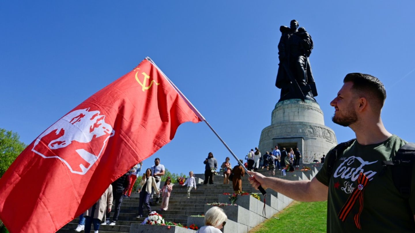 Sowjetflagge an Ehrenmal in Berlin-Treptow 2022