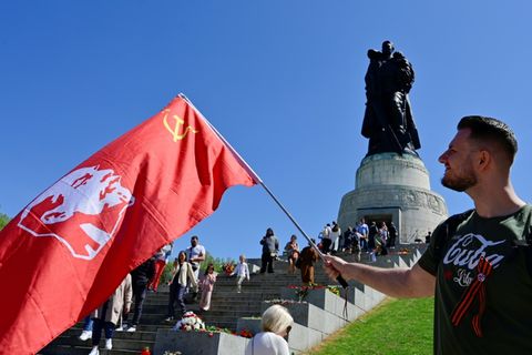 Sowjetflagge an Ehrenmal in Berlin-Treptow 2022