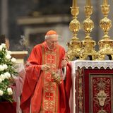 Kardinal Giovanni Battista Re führt als Kardinalsdekan im Petersdom durch die Messe vor dem Konklave – mit seinen 91 Jahren darf er aus Altersgründen selbst nicht mehr an der Papstwahl teilnehmen, die Altersobergrenze liegt bei 80 Jahren