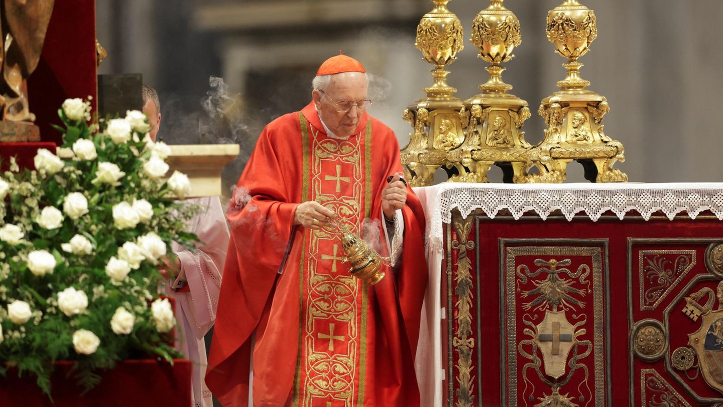Kardinal Giovanni Battista Re führt als Kardinalsdekan im Petersdom durch die Messe vor dem Konklave – mit seinen 91 Jahren darf er aus Altersgründen selbst nicht mehr an der Papstwahl teilnehmen, die Altersobergrenze liegt bei 80 Jahren