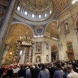 Etwa 20.000 Gläubige finden bei Messen in der Basilika Platz – wie viele zu diesem besonderen Gottesdienst eingelassen wurden, ist allerdings nicht bekannt