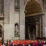 Kardinäle tragen während des Konklaves eine scharlachrote Soutane. Auch liturgische Gewänder wie die Mozetta, ein kurzer Umhang, ein quadratisches Birett und andere Kopfbedeckungen sind möglich. Violett trägt hier im Gottesdienst die kleinere Gruppe der Bischöfe