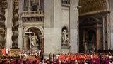 Kardinäle tragen während des Konklaves eine scharlachrote Soutane. Auch liturgische Gewänder wie die Mozetta, ein kurzer Umhang, ein quadratisches Birett und andere Kopfbedeckungen sind möglich. Violett trägt hier im Gottesdienst die kleinere Gruppe der Bischöfe