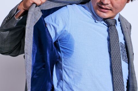 Ein Mann schwitzt unter den Achseln