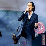Nick Cave steht auf der Bühne und singt bei seinem Konzert in Berlin 2022