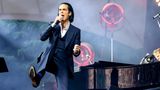 Nick Cave steht auf der Bühne und singt bei seinem Konzert in Berlin 2022