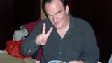 Quentin Tarantino macht ein Victory-Zeichen in die Kamera