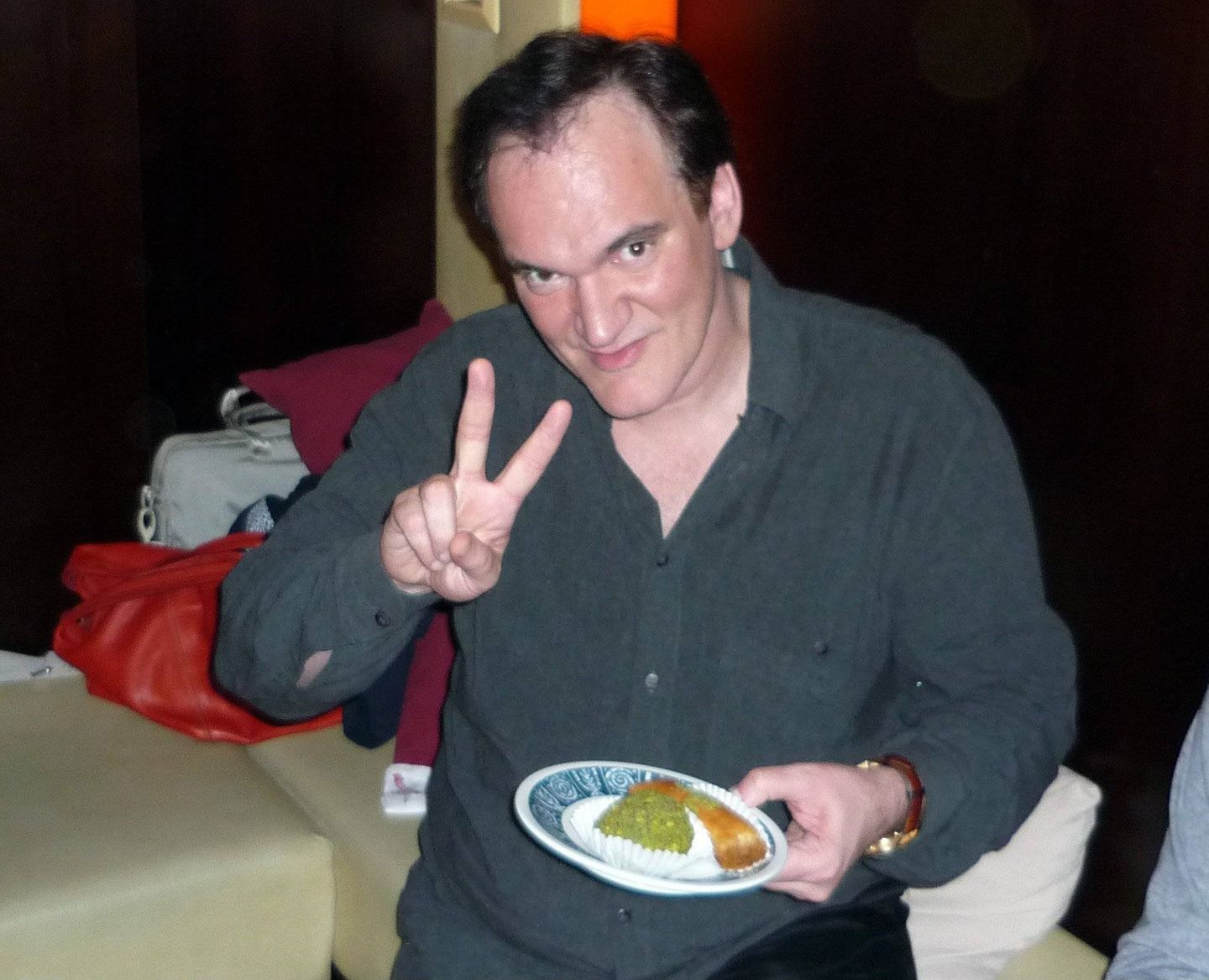 Quentin Tarantino macht ein Victory-Zeichen in die Kamera