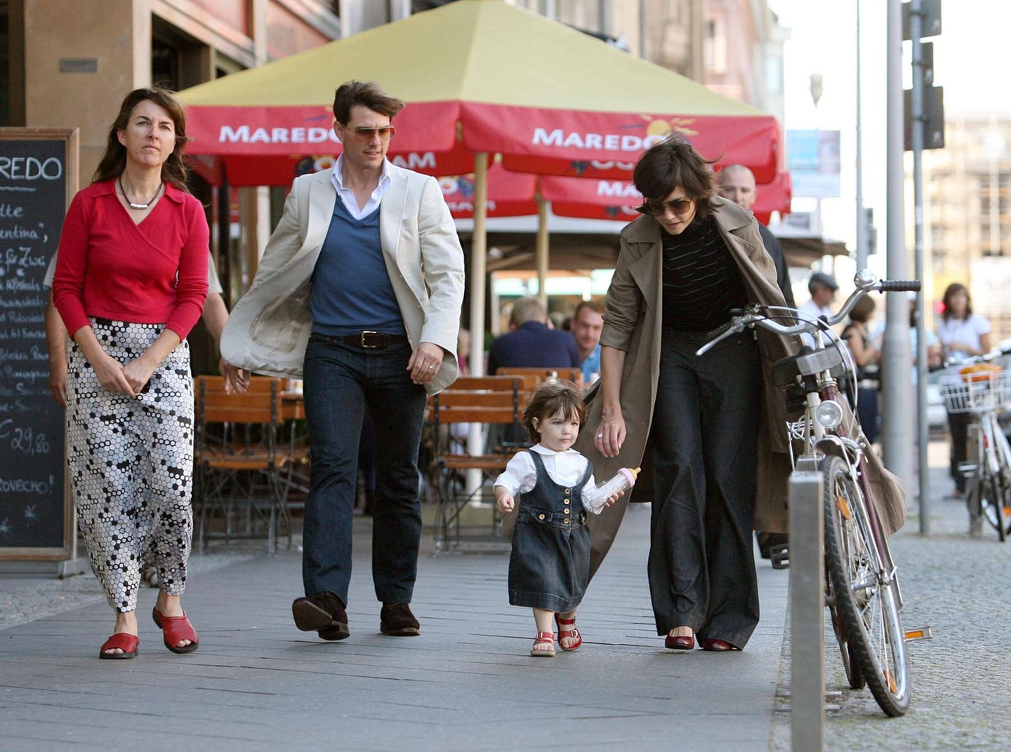 Katie Holmes und Tom Cruise Katie Holmes und Tom Cruise spazieren 2007 mit Tochter Suri durch Berlin