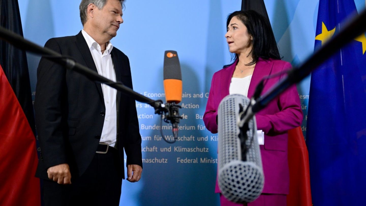 Habeck und Reiche bei der Amtsübergabe in Berlin