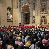 Wenig überraschend ist der Petersdom zu diesem besonderen Gottesdienst gut gefüllt