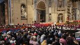 Wenig überraschend ist der Petersdom zu diesem besonderen Gottesdienst gut gefüllt