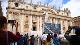 Wer keinen Platz im Petersdom gefunden hat, kann oder muss die Messe per Videowand auf dem Petersplatz verfolgen