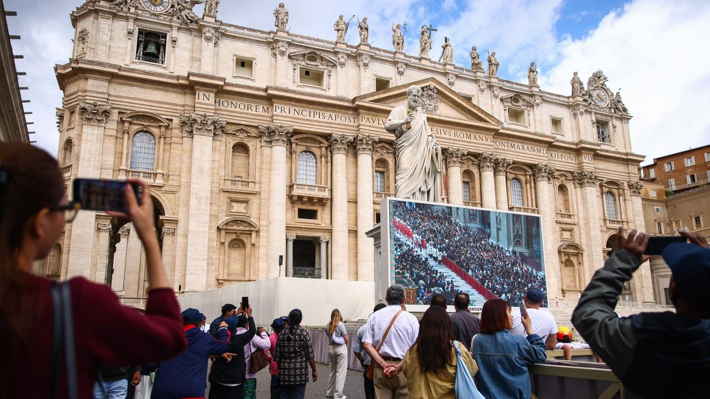 Wer keinen Platz im Petersdom gefunden hat, kann oder muss die Messe per Videowand auf dem Petersplatz verfolgen