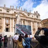 Wer keinen Platz im Petersdom gefunden hat, kann oder muss die Messe per Videowand auf dem Petersplatz verfolgen