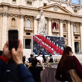 Mit einer feierlichen Messe im Petersdom stimmen sich mehr als 130 Kardinäle aus aller Welt auf ihr Konklave zur Wahl des neuen Papstes ein