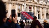 Mit einer feierlichen Messe im Petersdom stimmen sich mehr als 130 Kardinäle aus aller Welt auf ihr Konklave zur Wahl des neuen Papstes ein