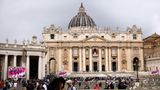 Touristen können nur vom Petersplatz aus beobachten, was im Petersdom vor sich geht – immerhin gibt es Videowände