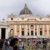 Touristen können nur vom Petersplatz aus beobachten, was im Petersdom vor sich geht – immerhin gibt es Videowände