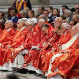Kardinäle sitzen zu diesem Anlass natürlich in den vordersten Reihen