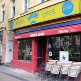 Besonders gern war er im Café "Neues Ufer", das damals schon queer war und "Anderes Ufer" hieß. Bis 1978 blieb er in der Stadt und nahm hier drei Alben auf: "Heroes", "Low" und "Lodger"  – sie gingen als "Berlin Trilogy" in die Musikgeschichte ein