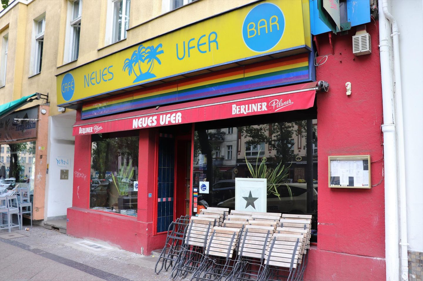 Lieblingscafé Besonders gern war er im Café "Neues Ufer", das damals schon queer war und "Anderes Ufer" hieß. Bis 1978 blieb er in der Stadt und nahm hier drei Alben auf: "Heroes", "Low" und "Lodger" – sie gingen als "Berlin Trilogy" in die Musikgeschichte ein