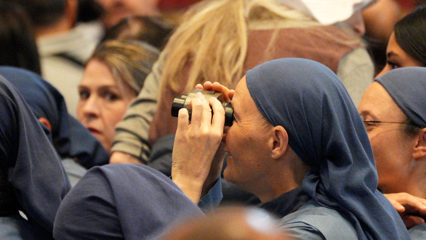 Ja, wo beten sie denn? Eine Nonne verschafft sich mit Fernglas einen bessern Überblick