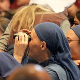 Ja, wo beten sie denn? Eine Nonne verschafft sich mit Fernglas einen bessern Überblick
