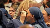 Ja, wo beten sie denn? Eine Nonne verschafft sich mit Fernglas einen bessern Überblick