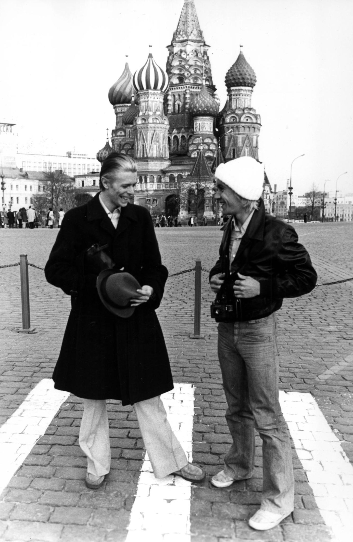 David Bowie und Iggy Pop stehen auf dem Roten Platz in Moskau