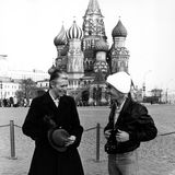 David Bowie und Iggy Pop stehen auf dem Roten Platz in Moskau