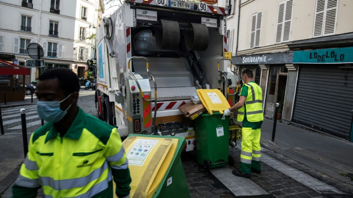 Müllfahrzeug in Paris