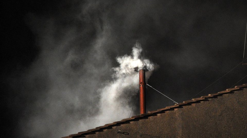 Der Schornstein der Sixtinischen Kapelle zeigt auch erfolgreicher Papstwahl weißen Rauch bei Nacht